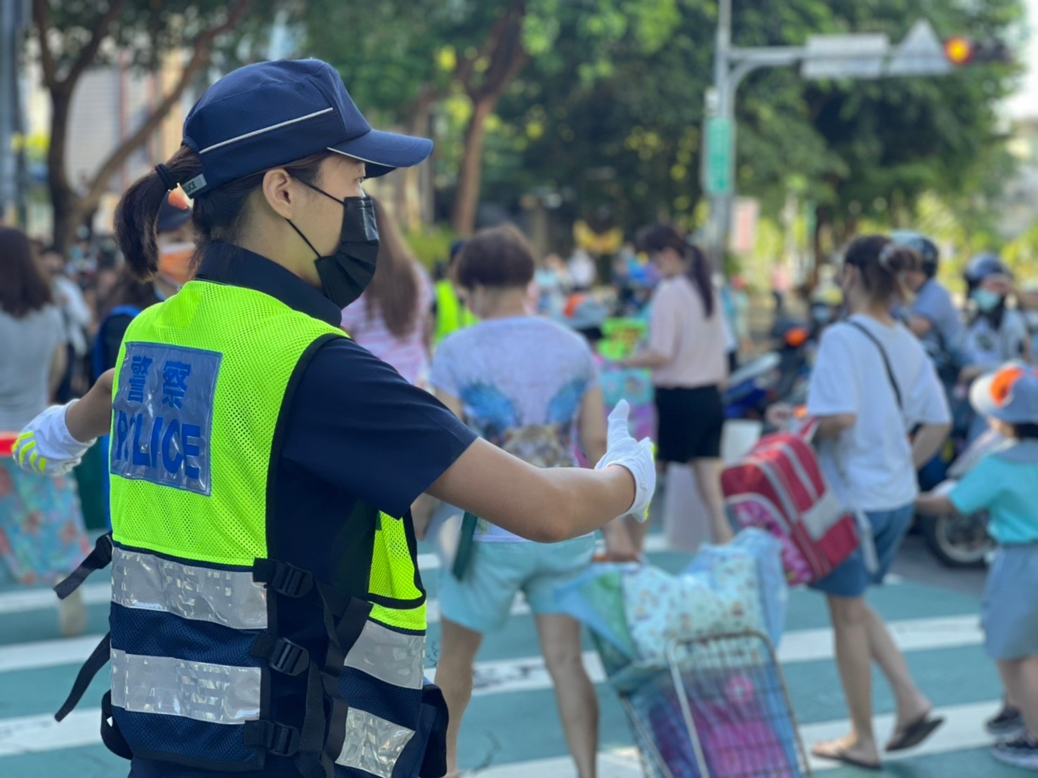 市長侯友宜當導護陪童開學 新北婦幼警花護童